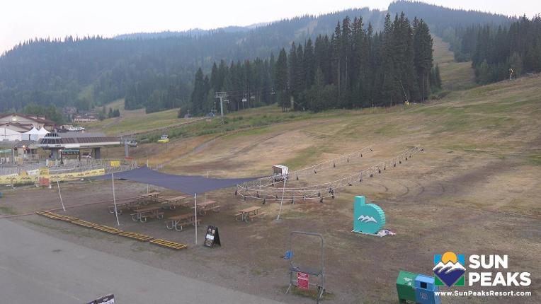 Webcam Sun Peaks: Village Day Lodge Slopeside
