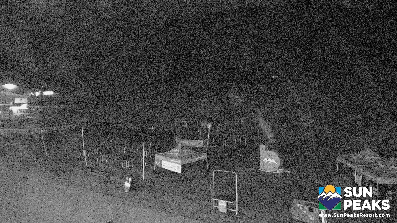 Webcam Sun Peaks: Village Day Lodge Slopeside