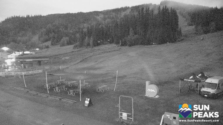 Webcam Sun Peaks: Village Day Lodge Slopeside
