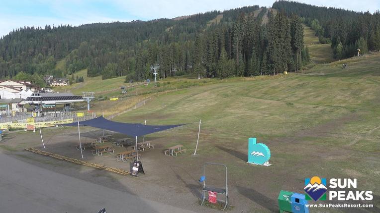 Webcam Sun Peaks: Village Day Lodge Slopeside