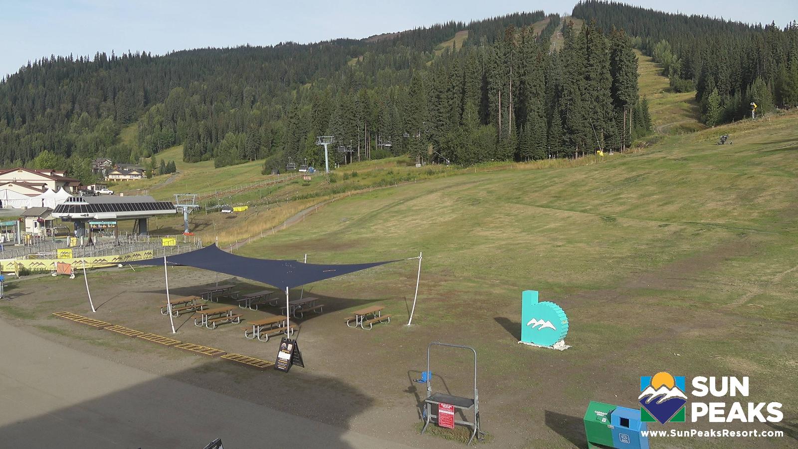 Webcam Sun Peaks: Village Day Lodge Slopeside
