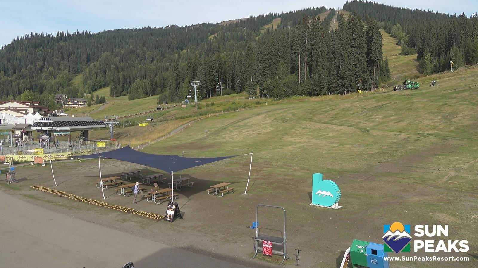 Webcam Sun Peaks: Village Day Lodge Slopeside
