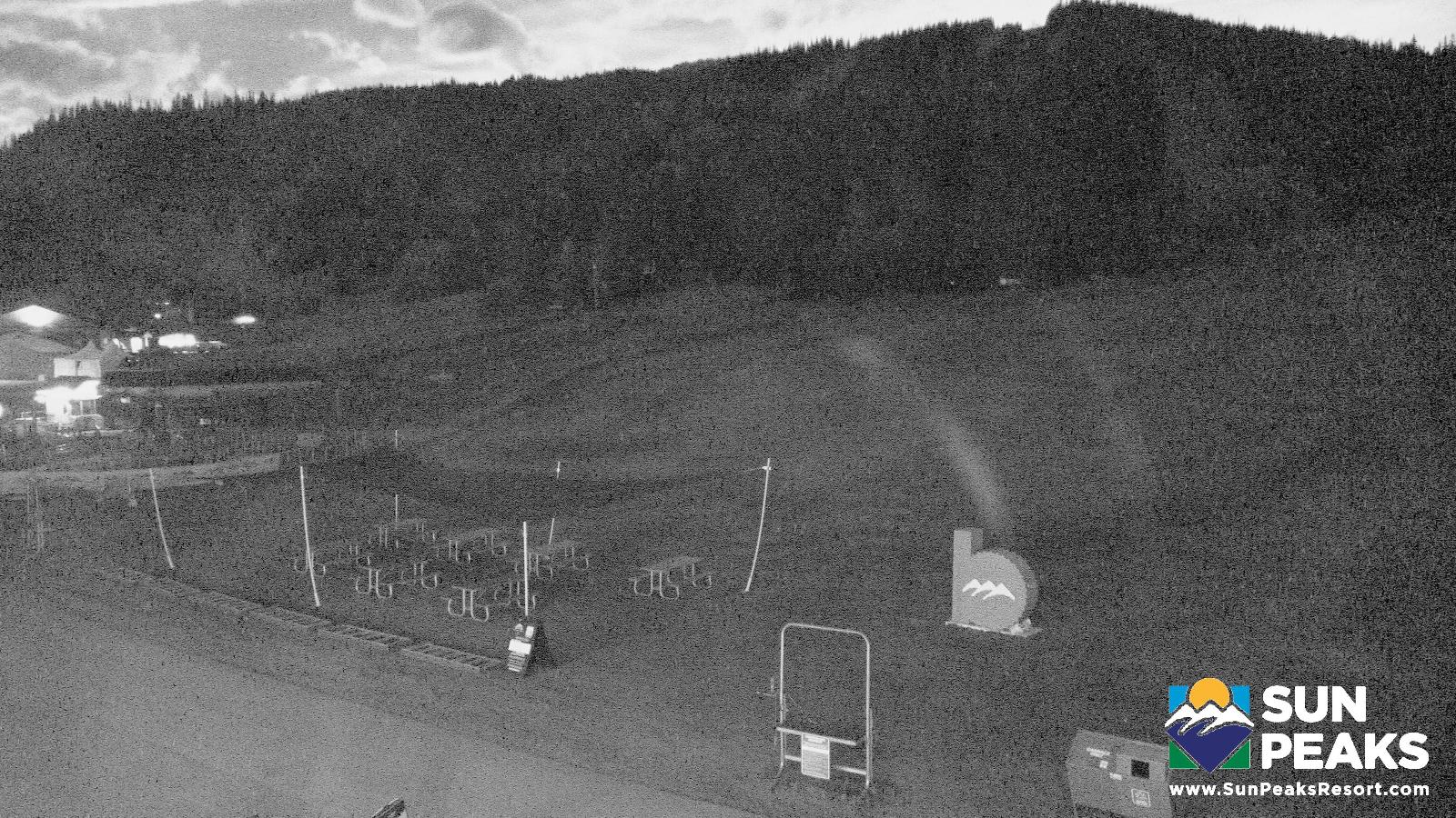 Webcam Sun Peaks: Village Day Lodge Slopeside