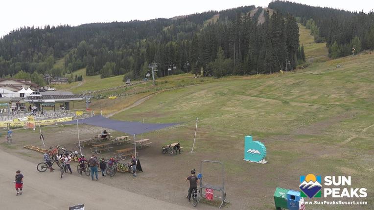 Webcam Sun Peaks: Village Day Lodge Slopeside