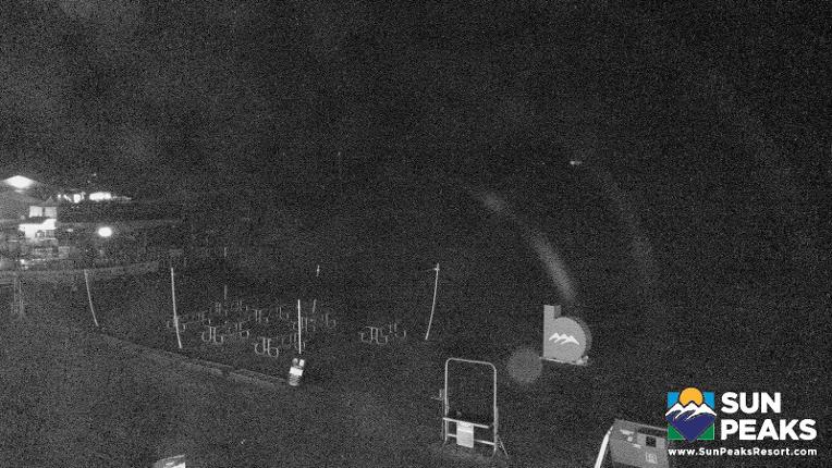Webcam Sun Peaks: Village Day Lodge Slopeside