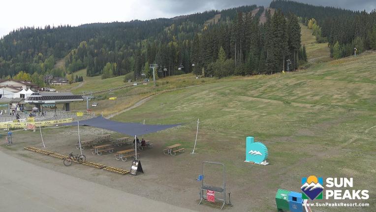 Webcam Sun Peaks: Village Day Lodge Slopeside