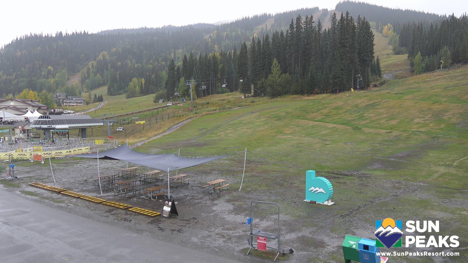 Webcam Sun Peaks: Village Day Lodge Slopeside