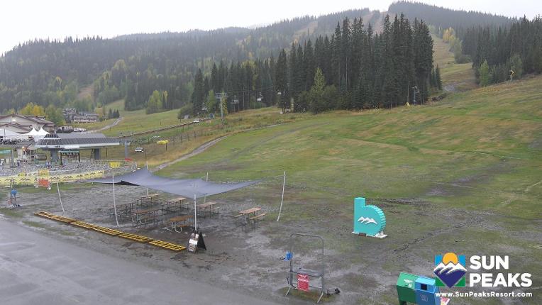 Webcam Sun Peaks: Village Day Lodge Slopeside