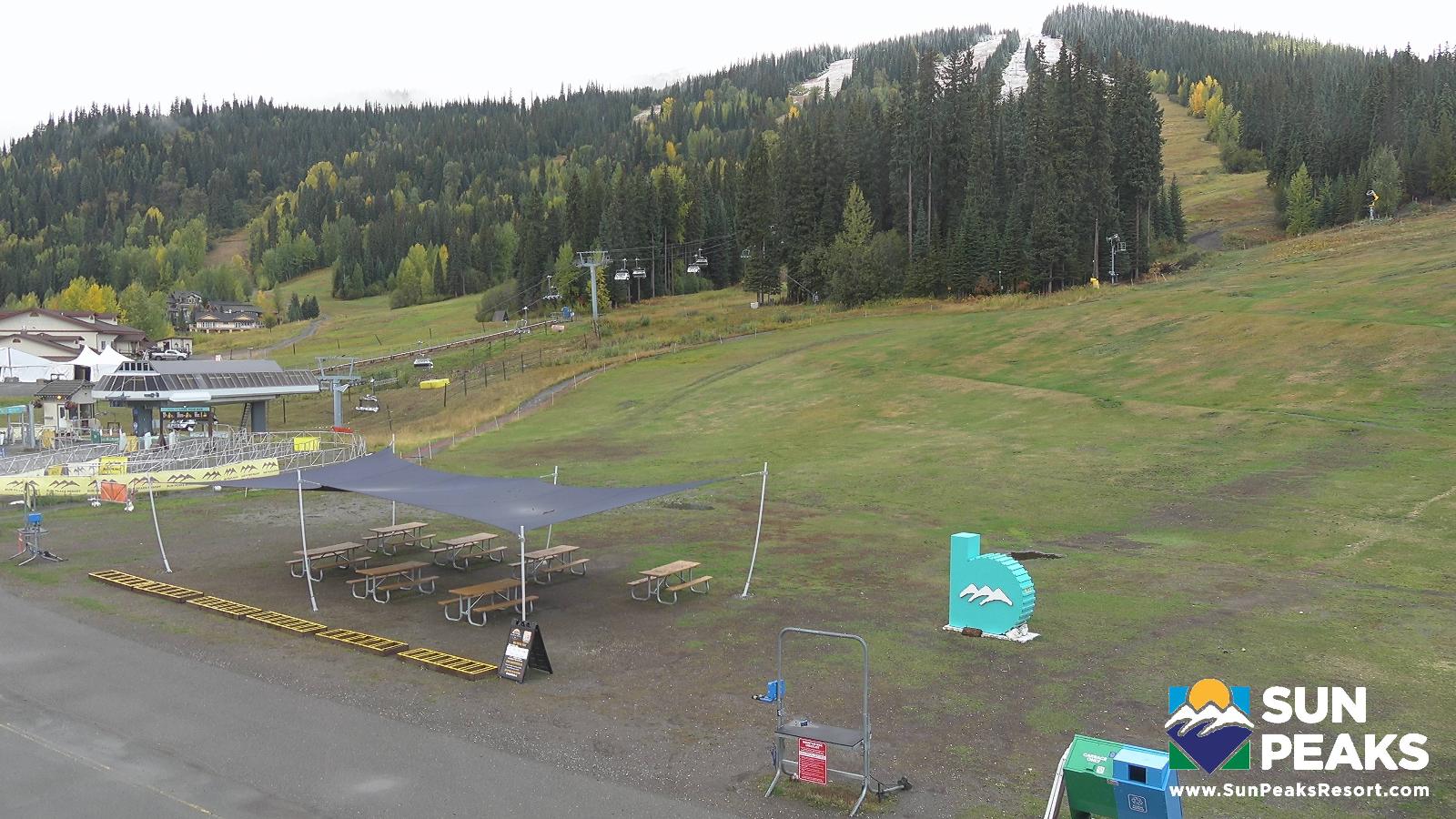 Webcam Sun Peaks: Village Day Lodge Slopeside