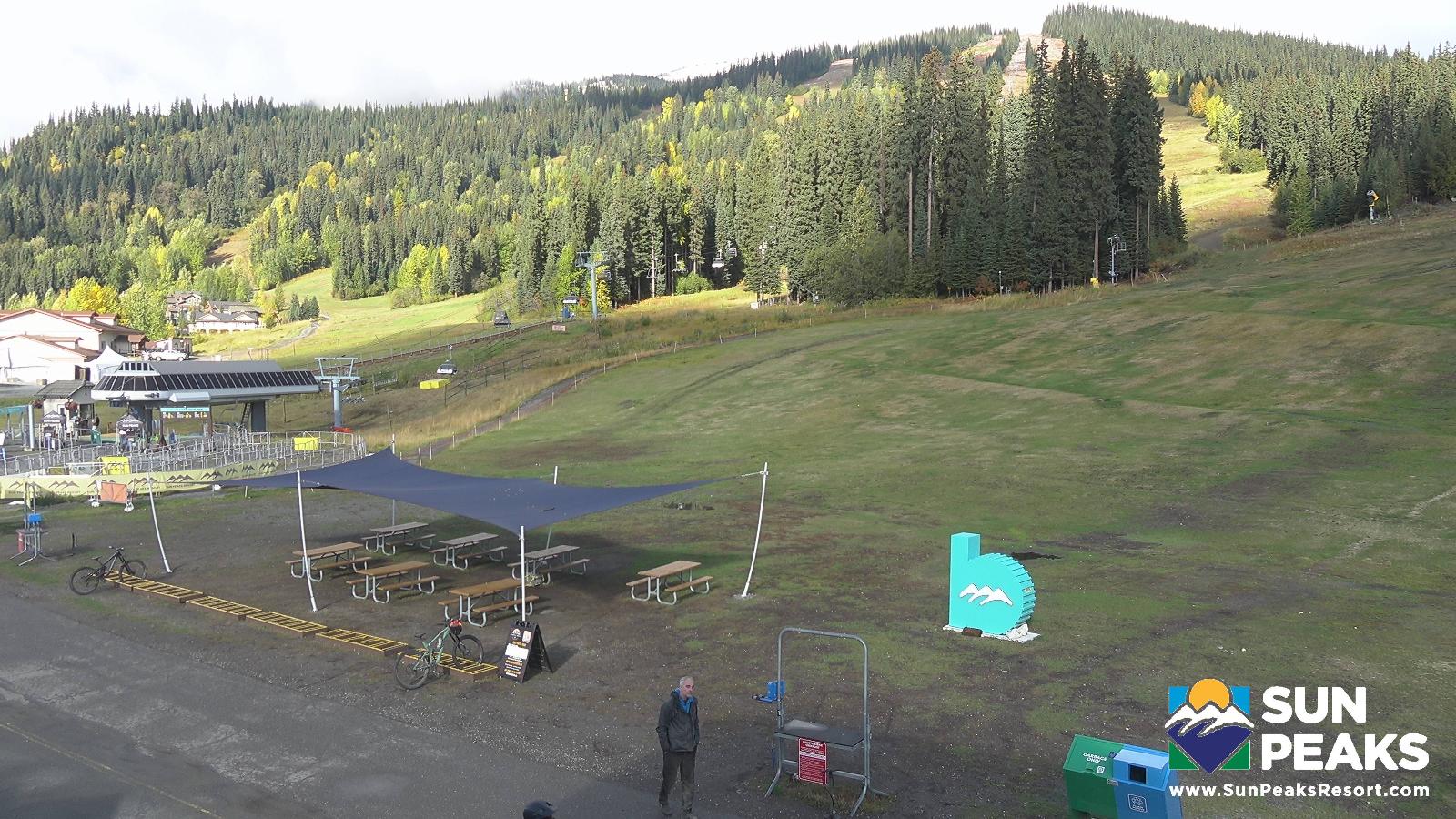 Webcam Sun Peaks: Village Day Lodge Slopeside