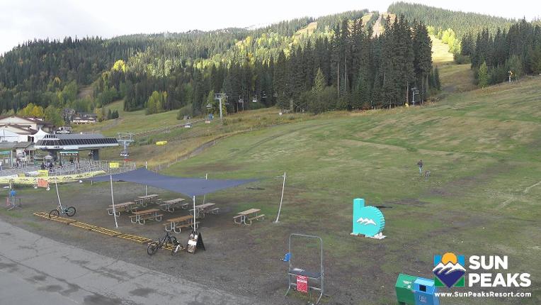 Webcam Sun Peaks: Village Day Lodge Slopeside