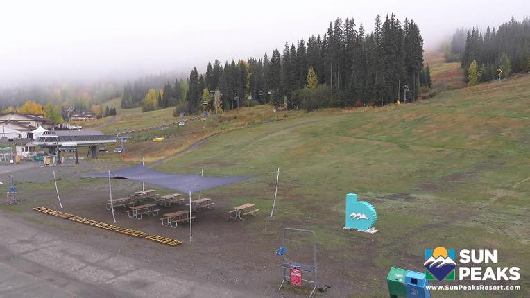 Webcam Sun Peaks: Village Day Lodge Slopeside