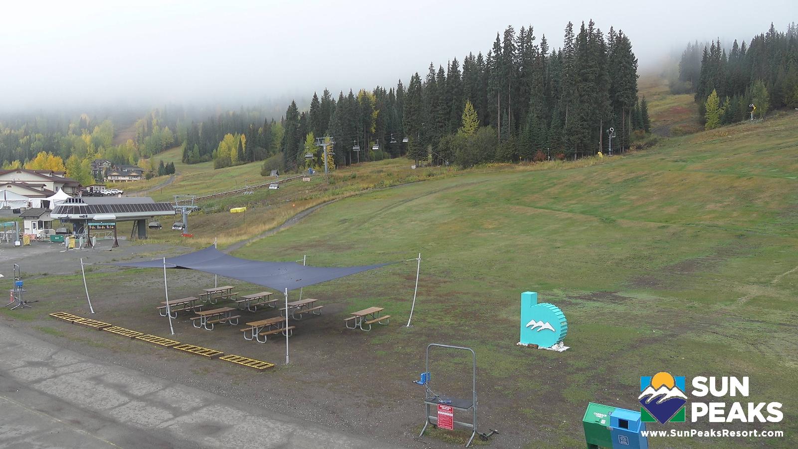 Webcam Sun Peaks: Village Day Lodge Slopeside