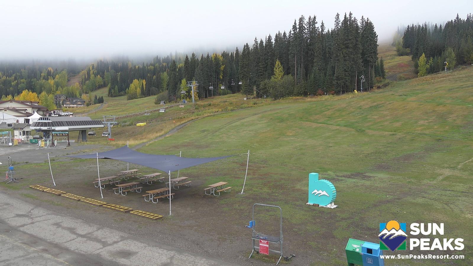 Webcam Sun Peaks: Village Day Lodge Slopeside