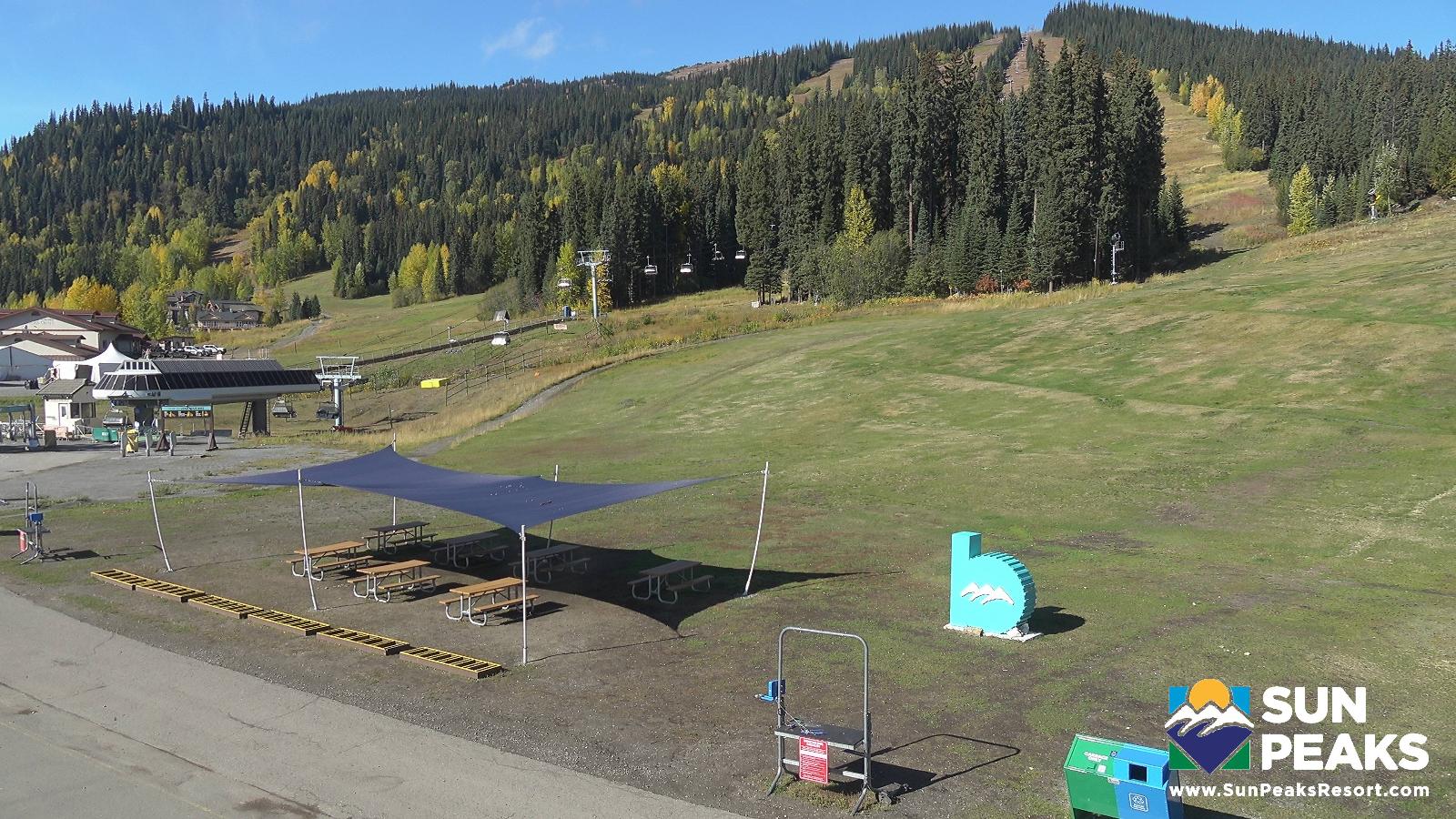 Webcam Sun Peaks: Village Day Lodge Slopeside
