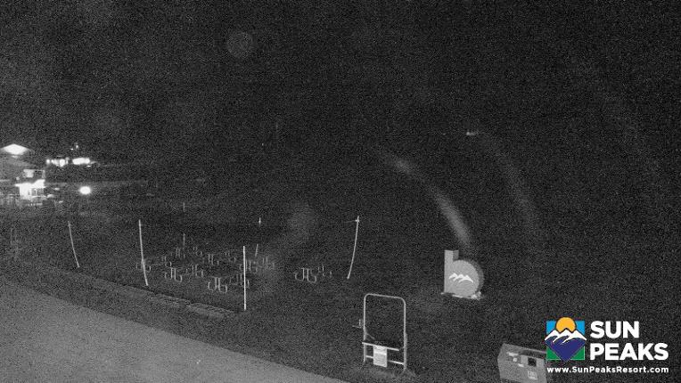 Webcam Sun Peaks: Village Day Lodge Slopeside