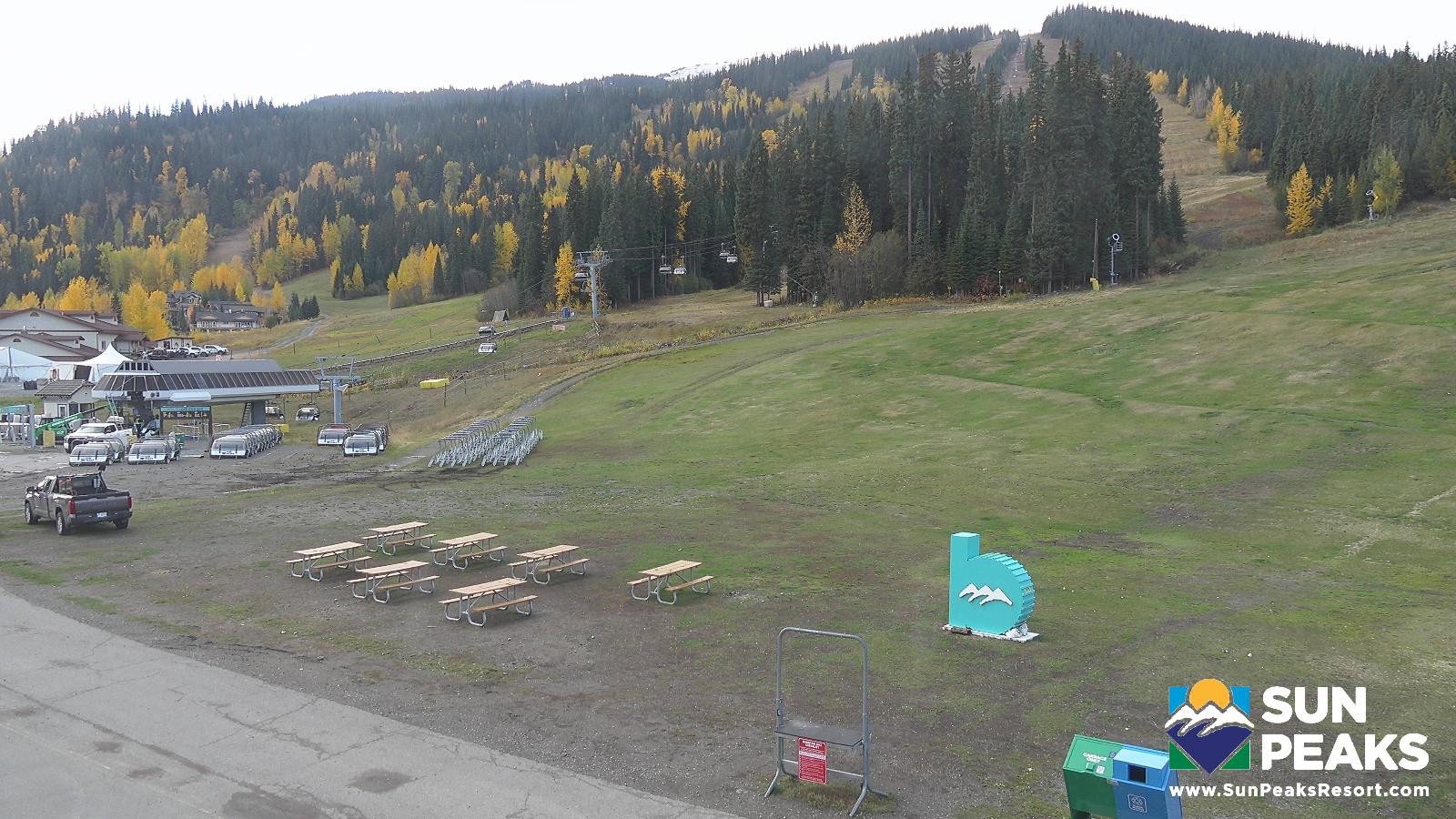 Webcam Sun Peaks: Village Day Lodge Slopeside