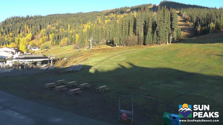 Webcam Sun Peaks: Village Day Lodge Slopeside
