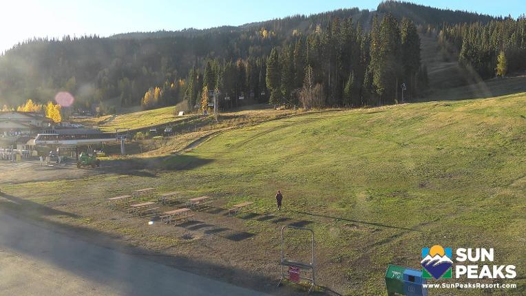 Webcam Sun Peaks: Village Day Lodge Slopeside