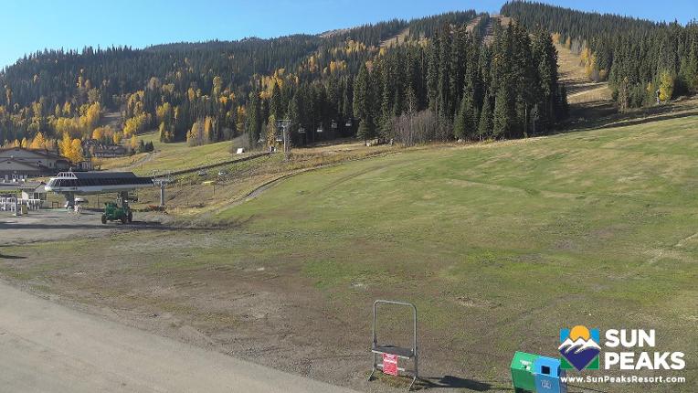 Webcam Sun Peaks: Village Day Lodge Slopeside