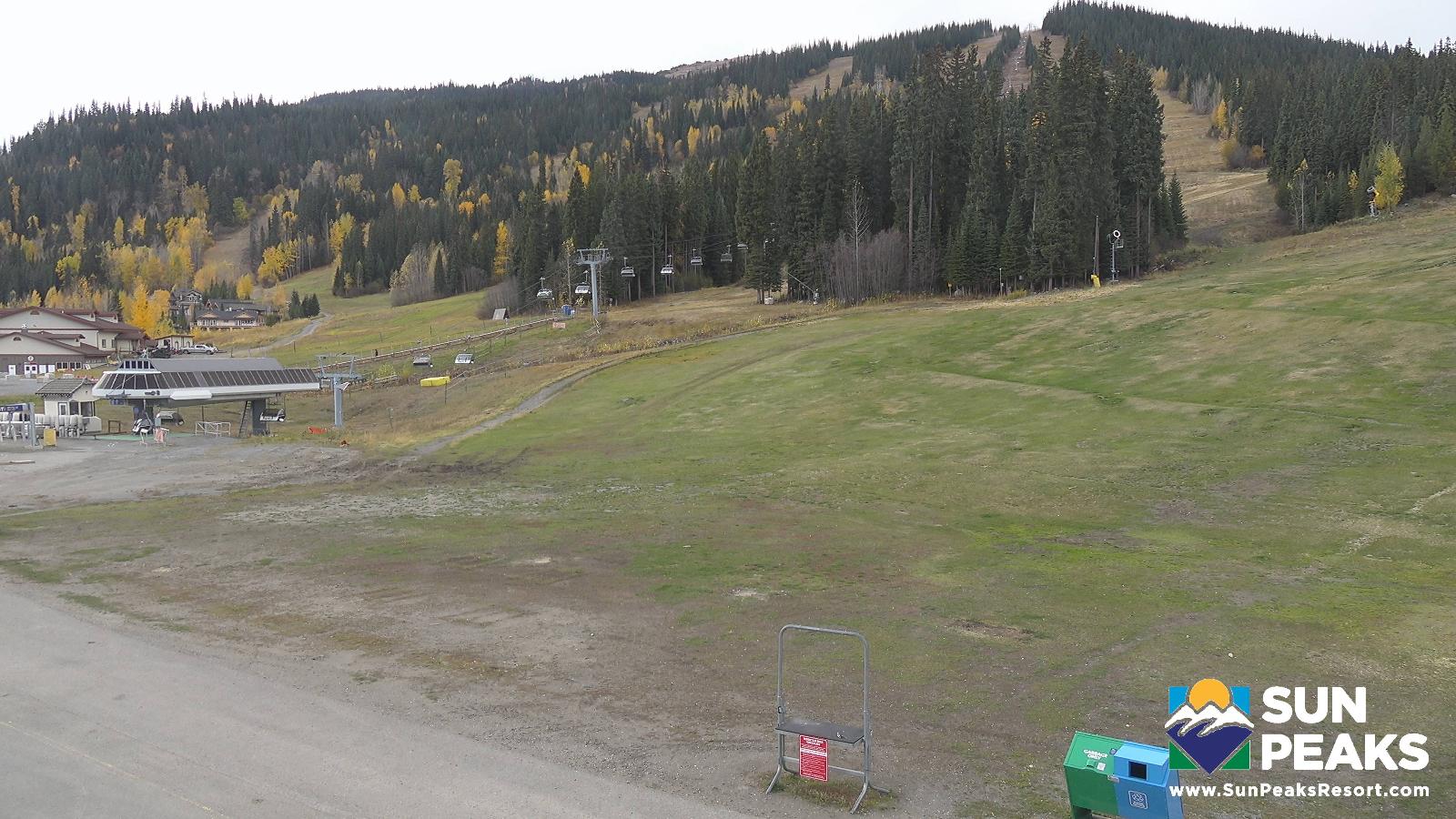 Webcam Sun Peaks: Village Day Lodge Slopeside