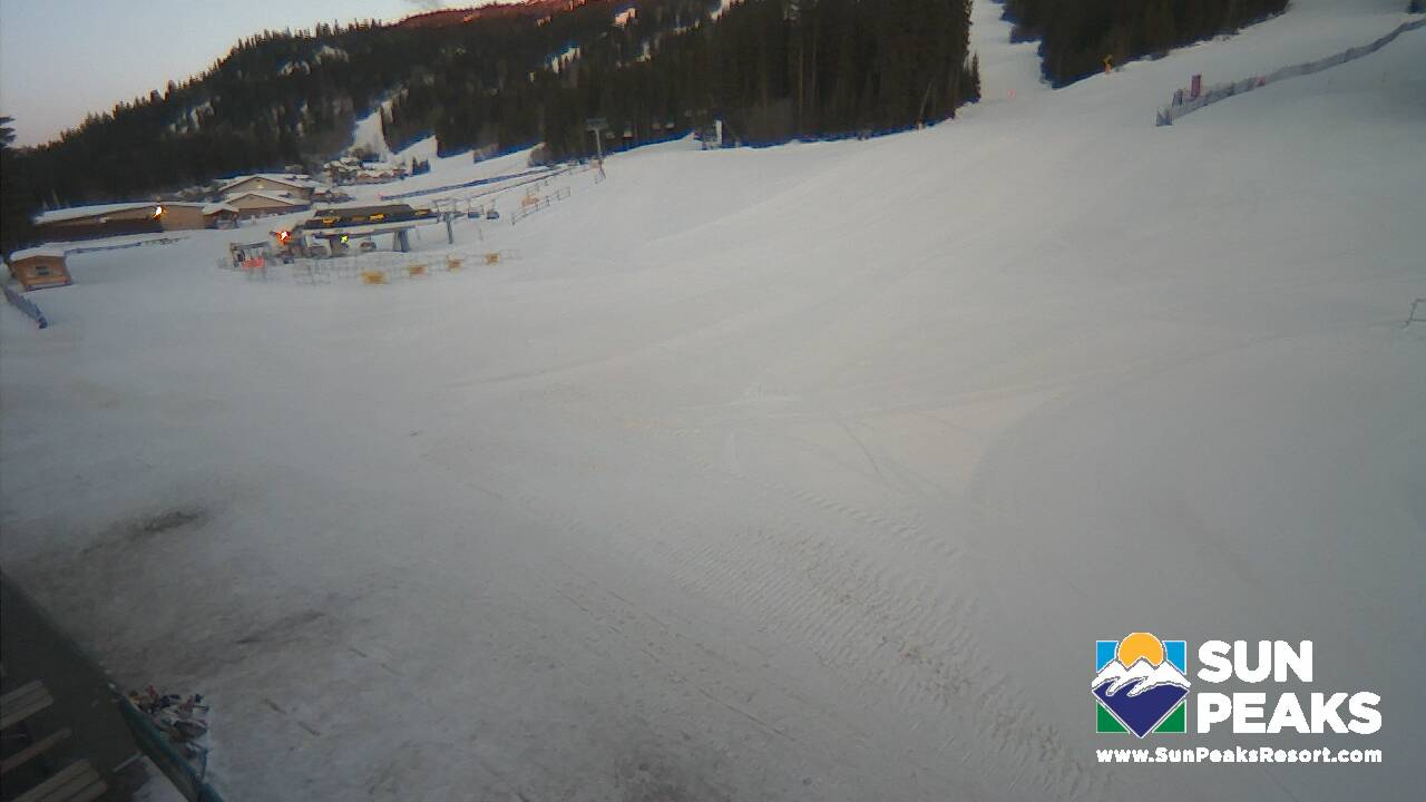 Webcam Sun Peaks: Village Day Lodge Slopeside