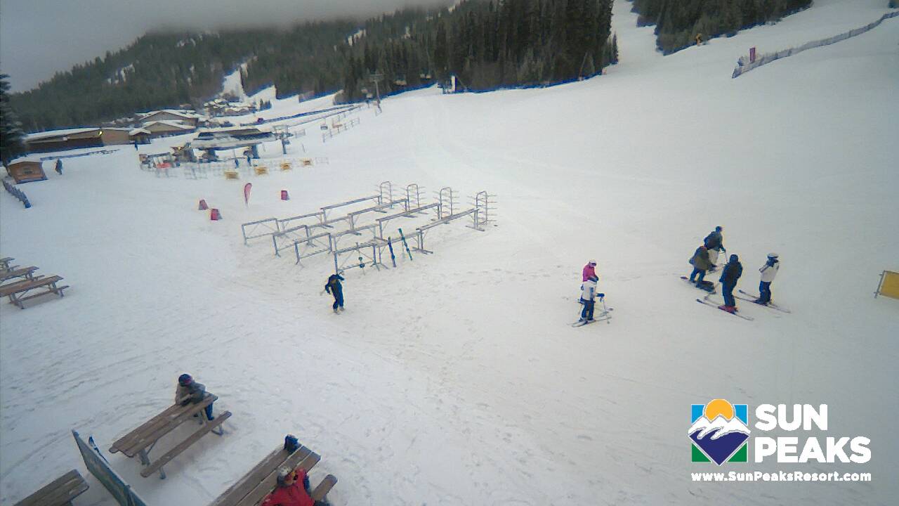 Webcam Sun Peaks: Village Day Lodge Slopeside