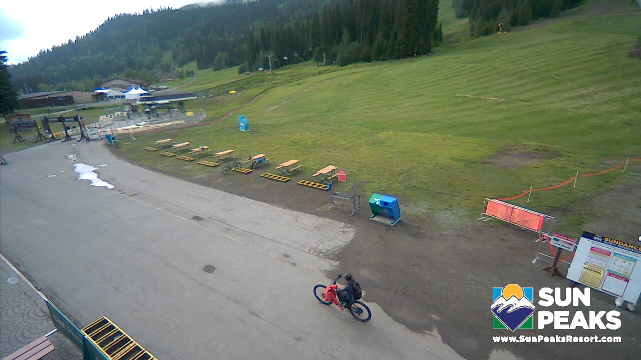Webcam Sun Peaks: Village Day Lodge Slopeside