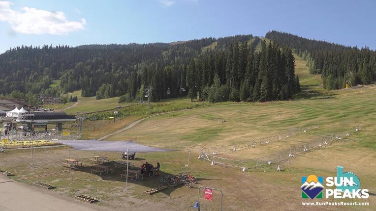 Webcam Sun Peaks: Village Day Lodge Slopeside