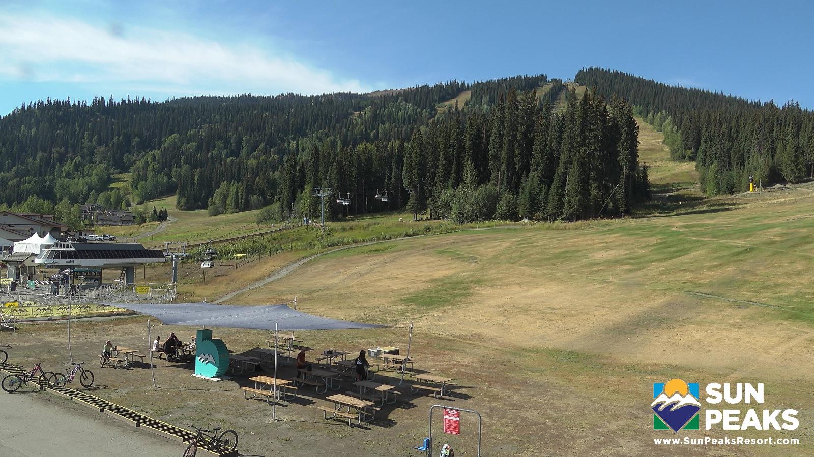 Webcam Sun Peaks: Village Day Lodge Slopeside