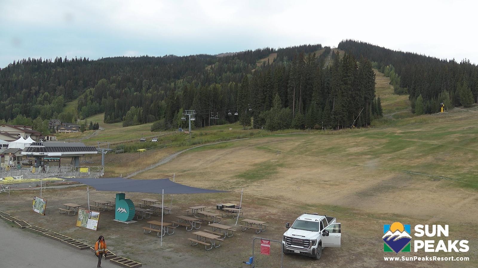 Webcam Sun Peaks: Village Day Lodge Slopeside