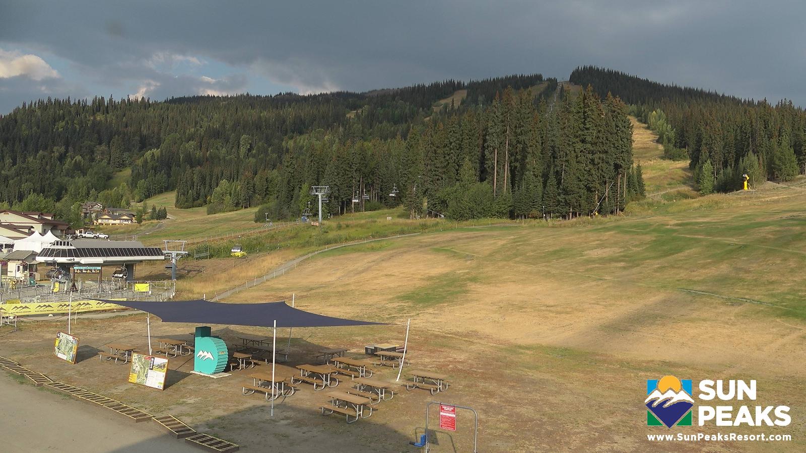 Webcam Sun Peaks: Village Day Lodge Slopeside