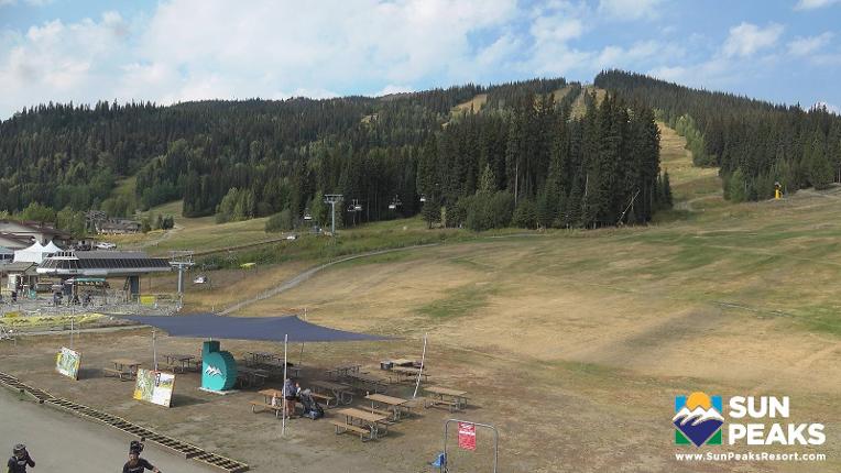 Webcam Sun Peaks: Village Day Lodge Slopeside