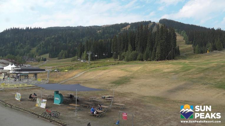 Webcam Sun Peaks: Village Day Lodge Slopeside