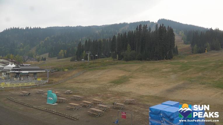 Webcam Sun Peaks: Village Day Lodge Slopeside