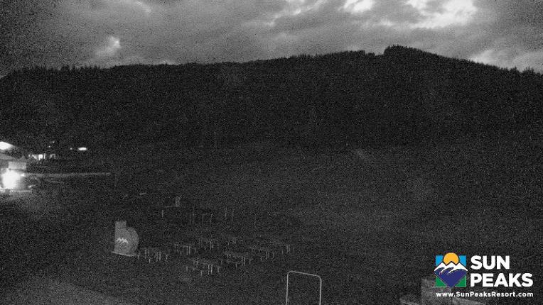 Webcam Sun Peaks: Village Day Lodge Slopeside