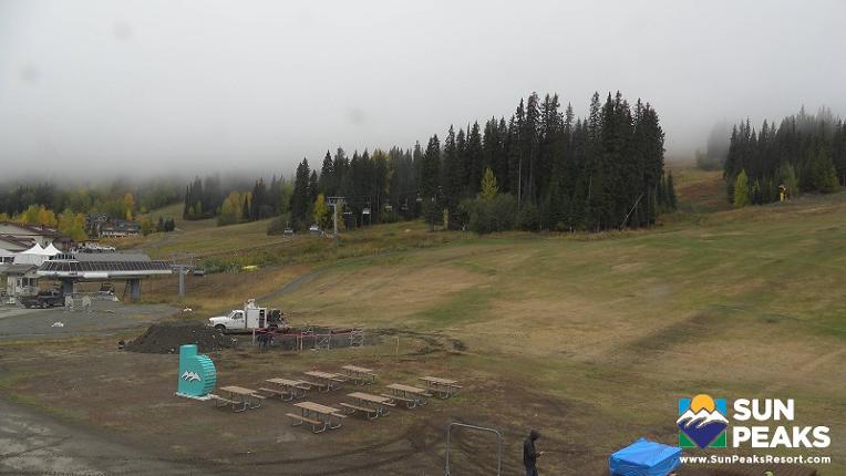 Webcam Sun Peaks: Village Day Lodge Slopeside