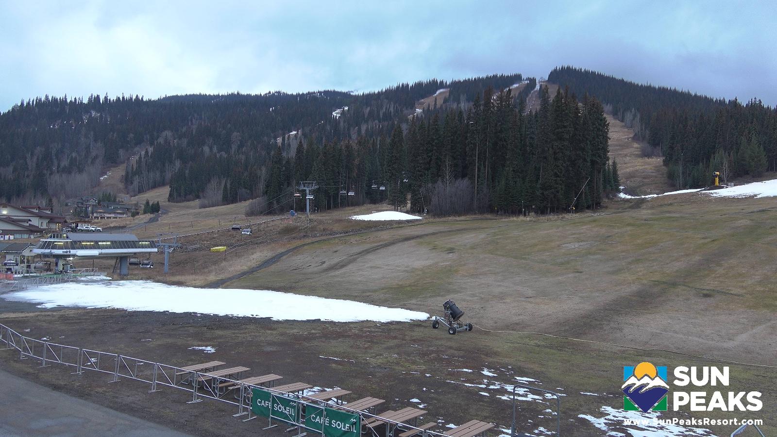 Webcam Sun Peaks: Village Day Lodge Slopeside