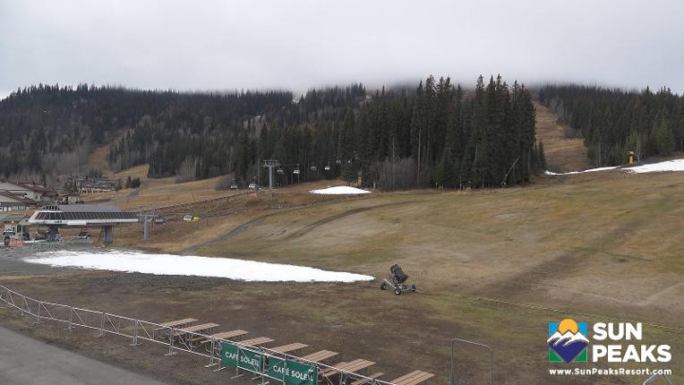 Webcam Sun Peaks: Village Day Lodge Slopeside