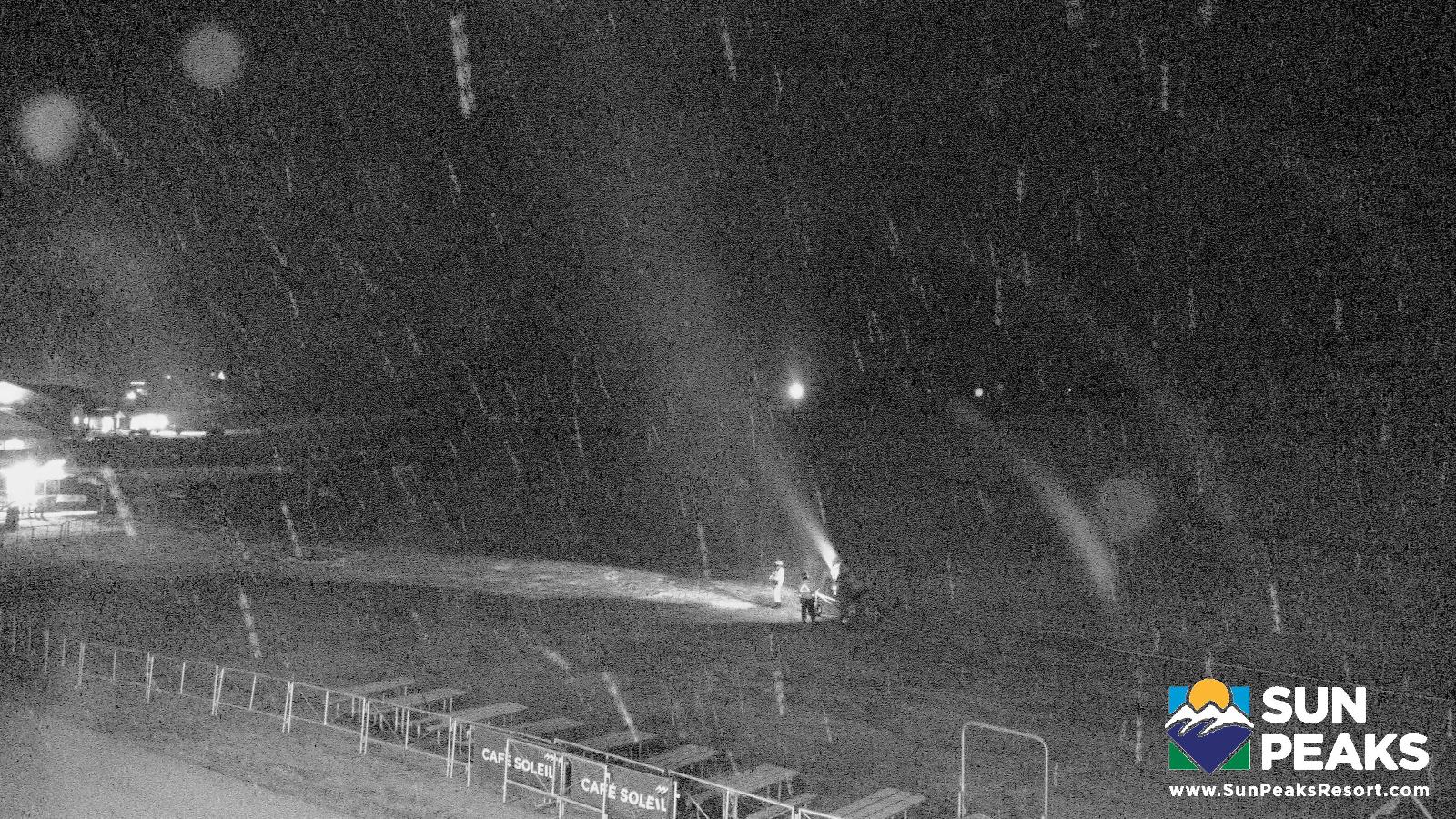 Webcam Sun Peaks: Village Day Lodge Slopeside