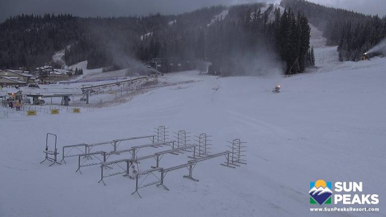 Webcam Sun Peaks: Village Day Lodge Slopeside