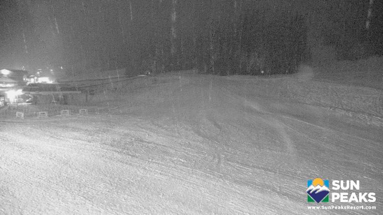 Webcam Sun Peaks: Village Day Lodge Slopeside