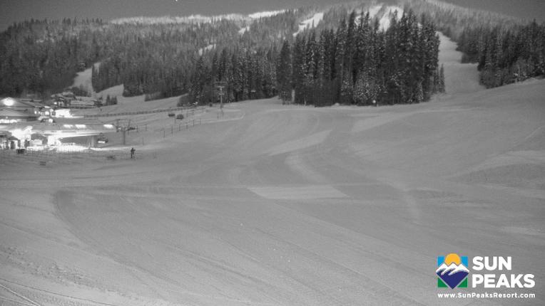 Webcam Sun Peaks: Village Day Lodge Slopeside