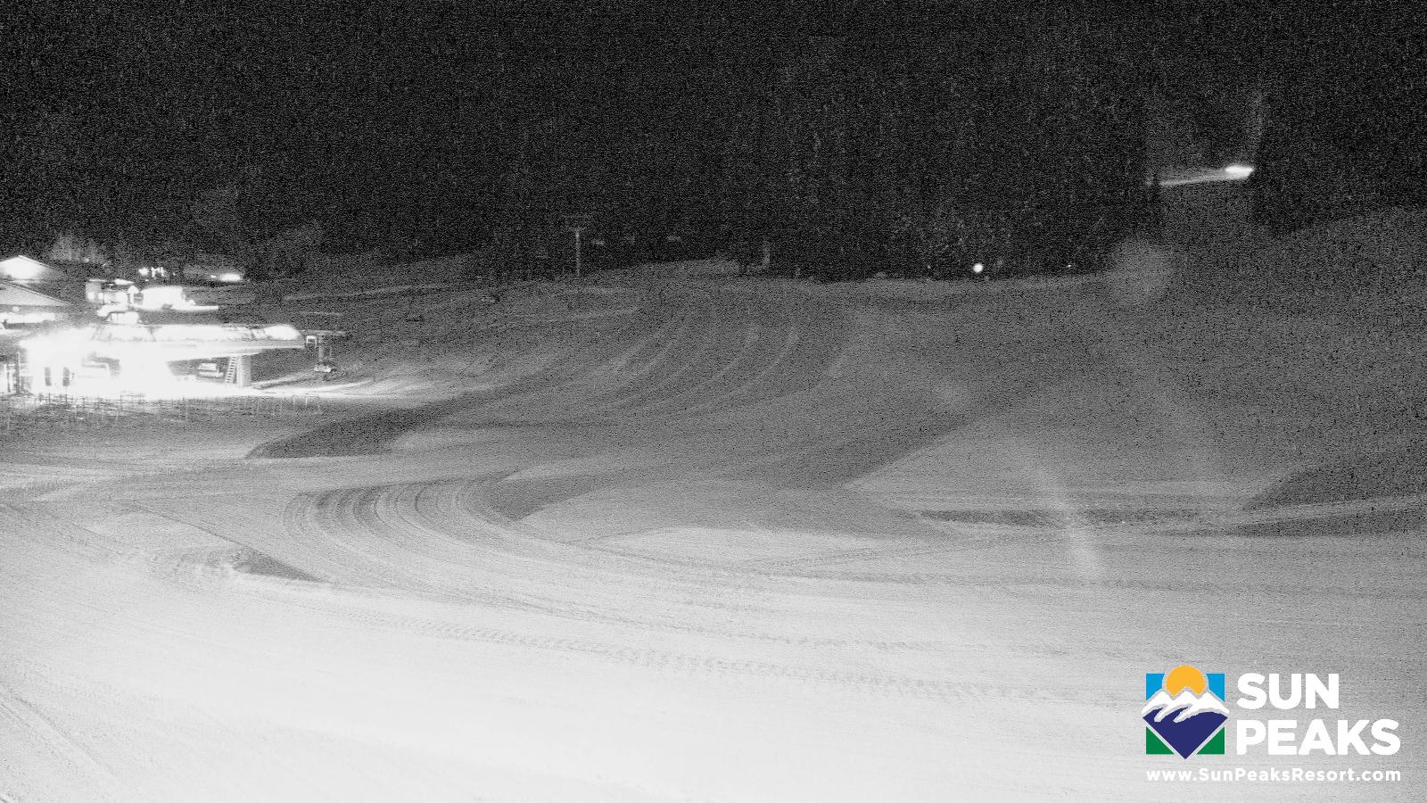 Webcam Sun Peaks: Village Day Lodge Slopeside