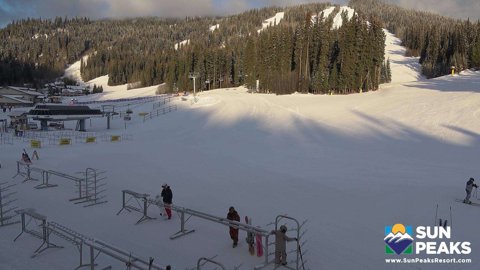 Webcam Sun Peaks: Village Day Lodge Slopeside