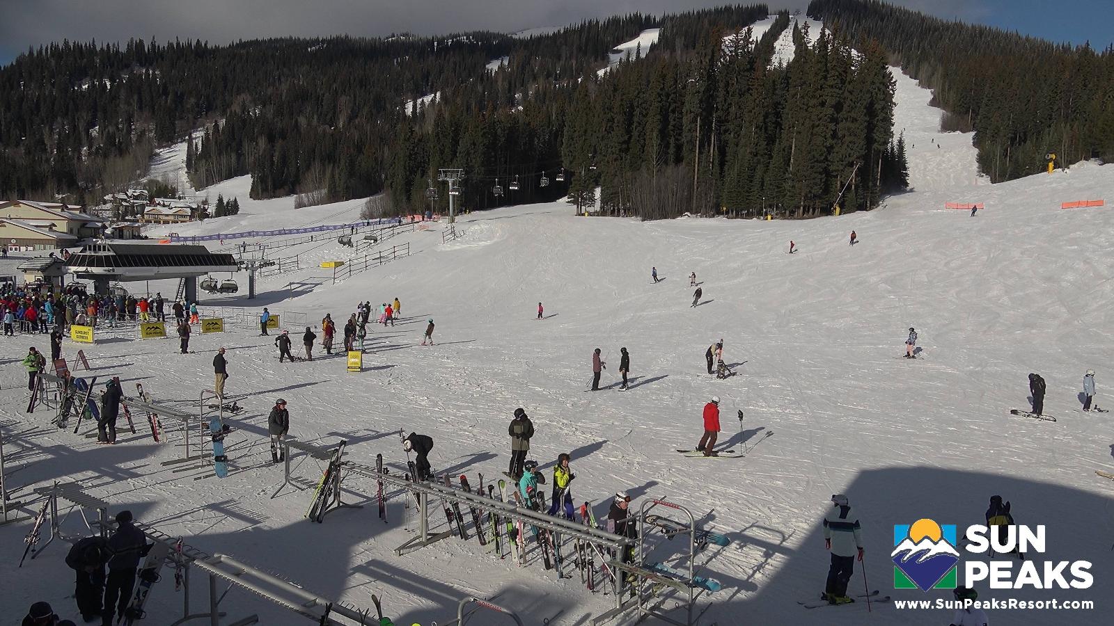 Webcam Sun Peaks: Village Day Lodge Slopeside