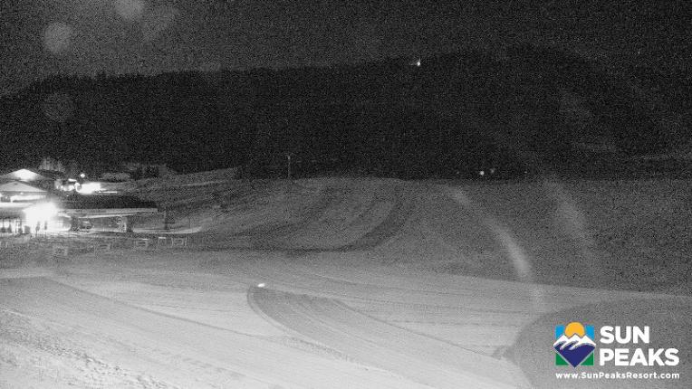 Webcam Sun Peaks: Village Day Lodge Slopeside