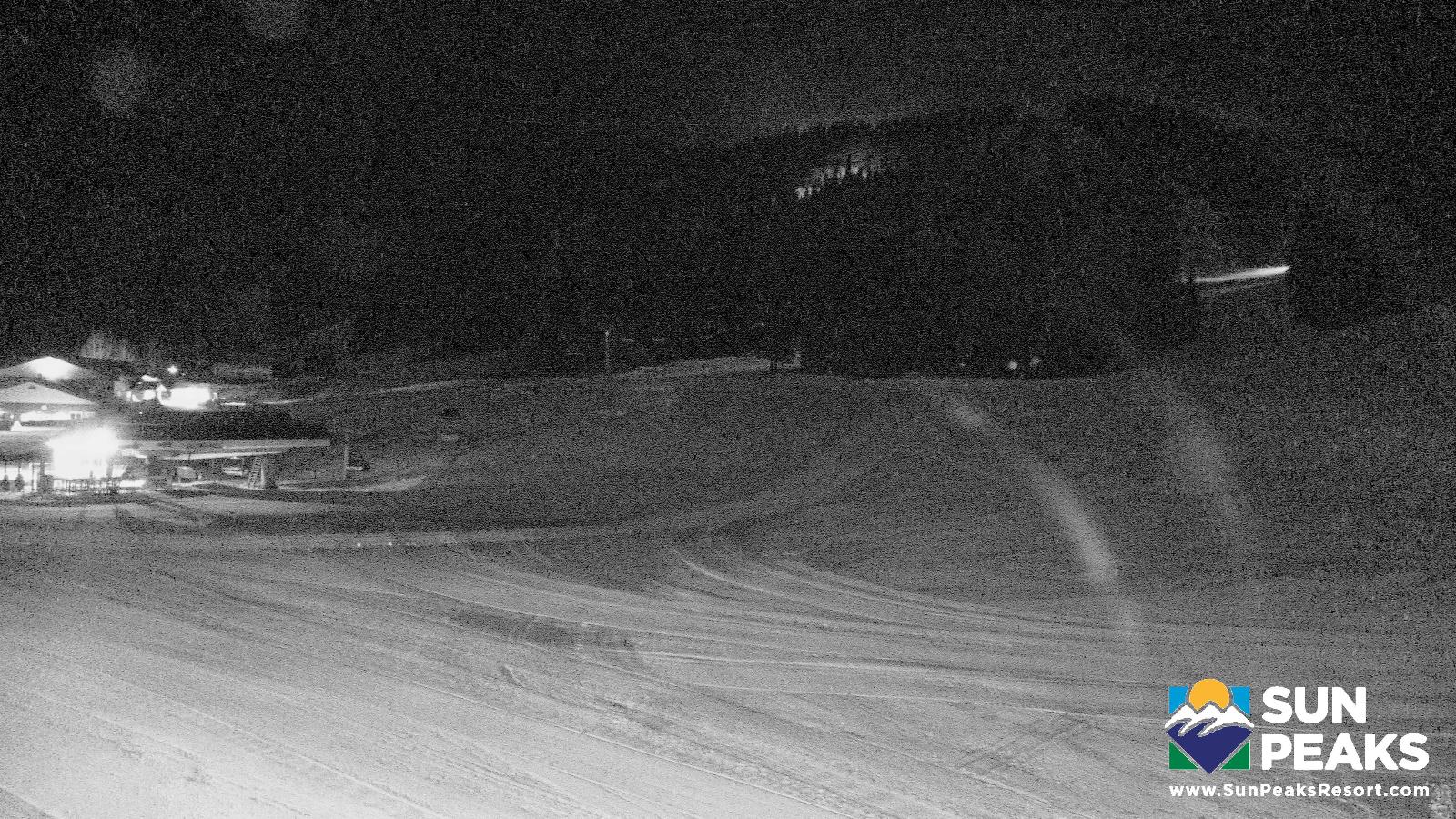 Webcam Sun Peaks: Village Day Lodge Slopeside