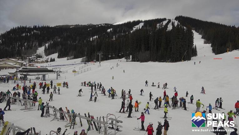 Webcam Sun Peaks: Village Day Lodge Slopeside
