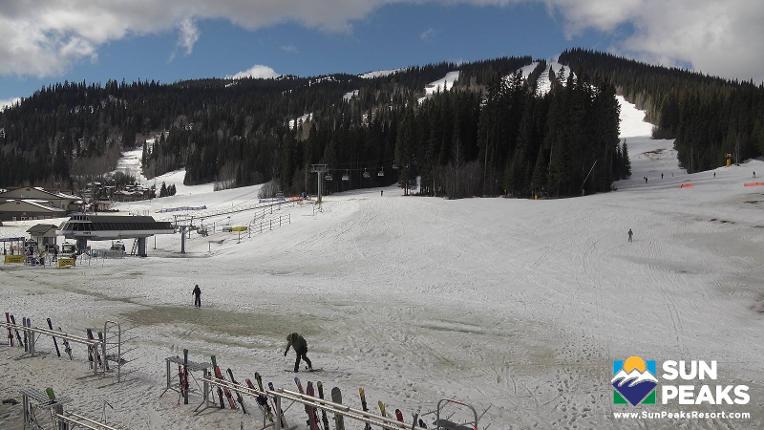 Webcam Sun Peaks: Village Day Lodge Slopeside